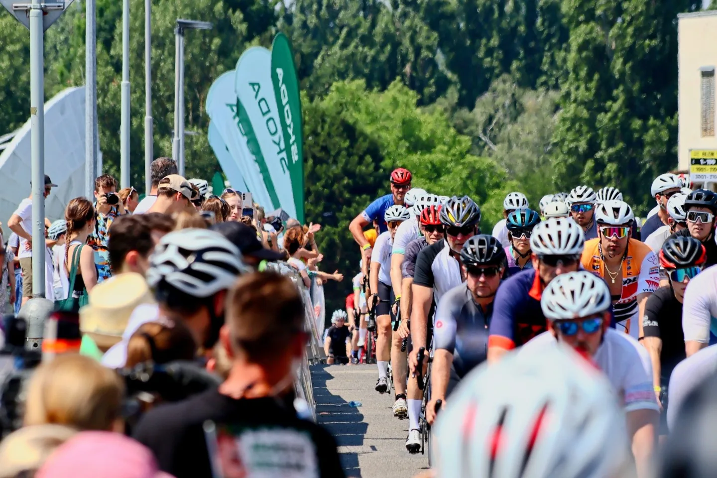 FOTO: Jako na Tour de France. Cyklonadšenci si v Praze zkusili slavný závod