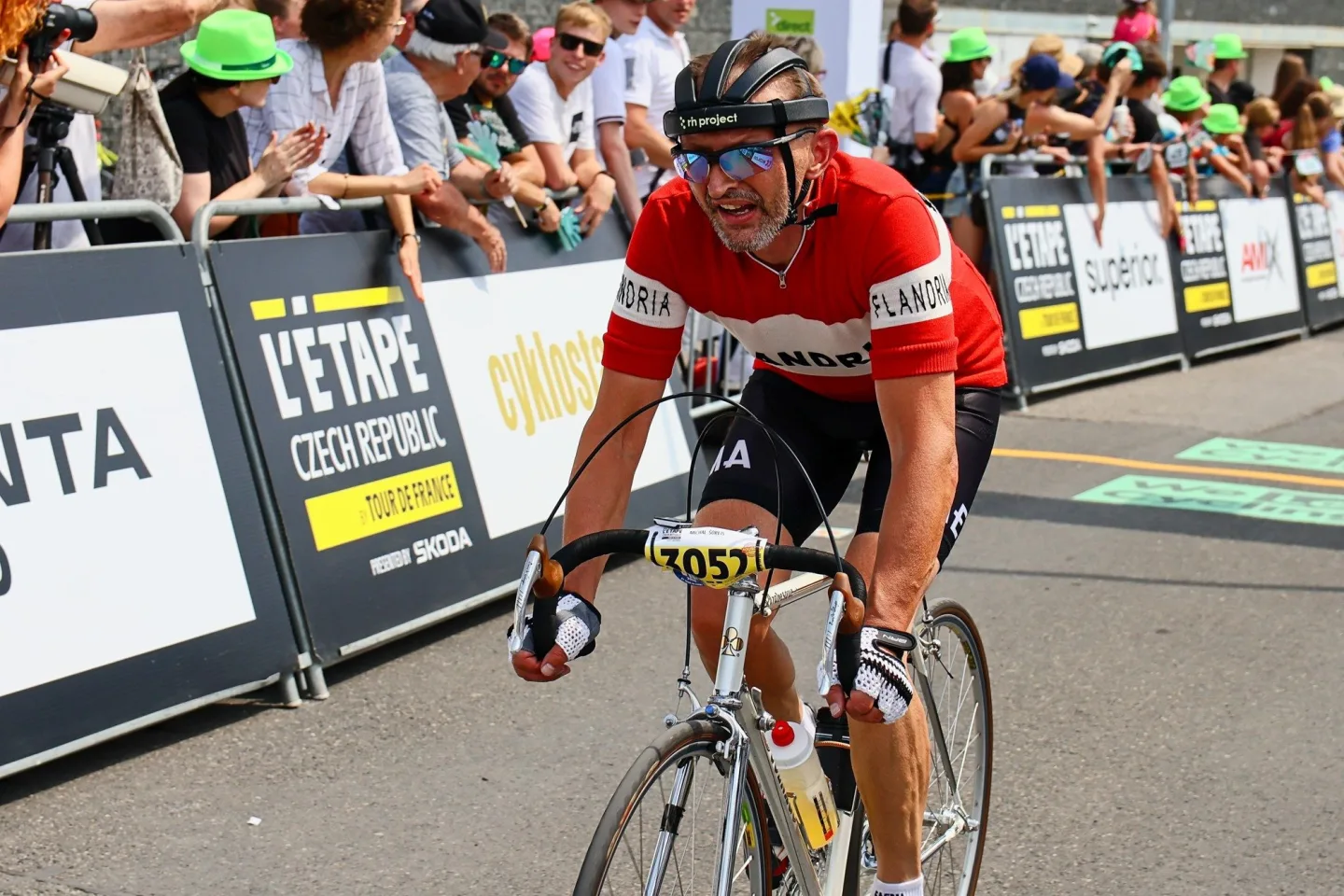 FOTO: Jako na Tour de France. Cyklonadšenci si v Praze zkusili slavný závod