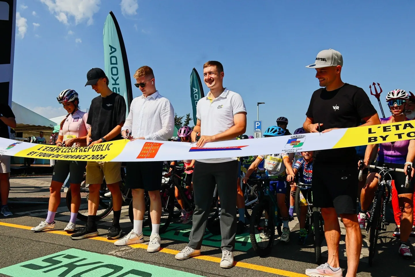 FOTO: Jako na Tour de France. Cyklonadšenci si v Praze zkusili slavný závod
