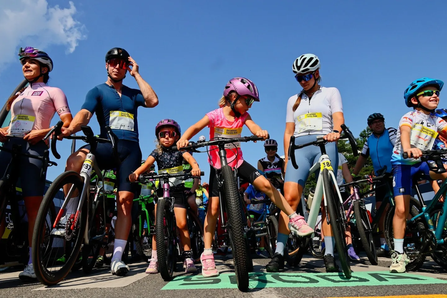 FOTO: Jako na Tour de France. Cyklonadšenci si v Praze zkusili slavný závod