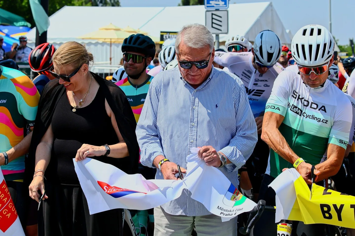 FOTO: Jako na Tour de France. Cyklonadšenci si v Praze zkusili slavný závod