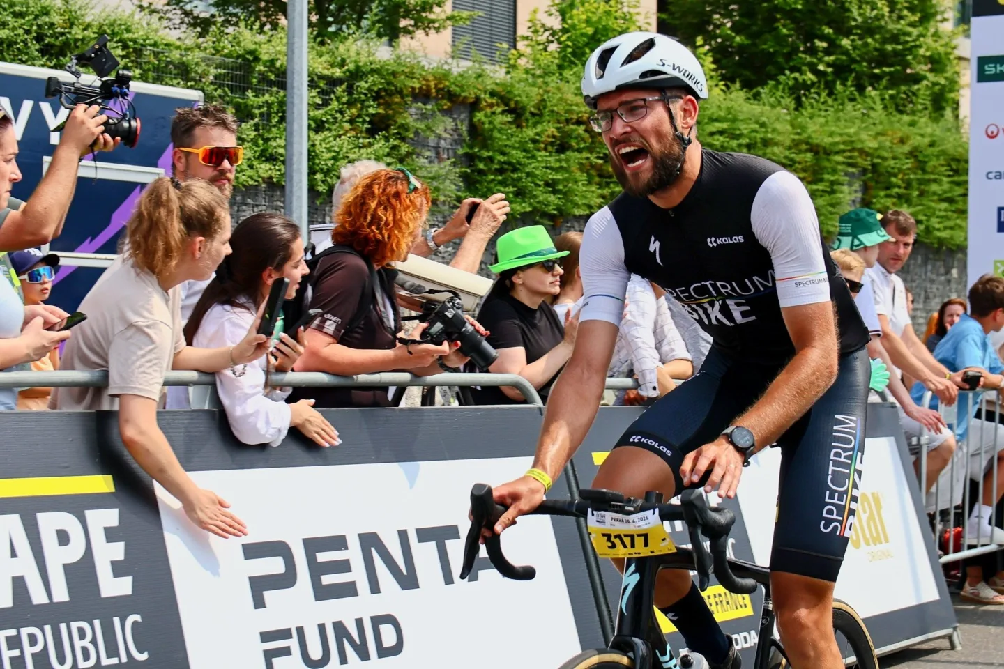 FOTO: Jako na Tour de France. Cyklonadšenci si v Praze zkusili slavný závod