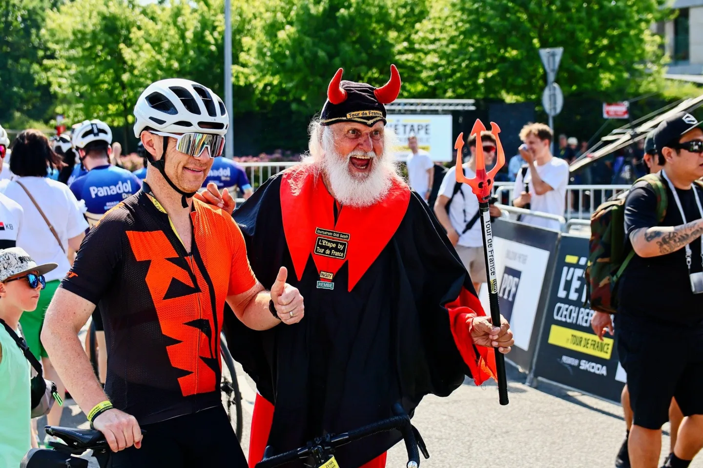 FOTO: Jako na Tour de France. Cyklonadšenci si v Praze zkusili slavný závod