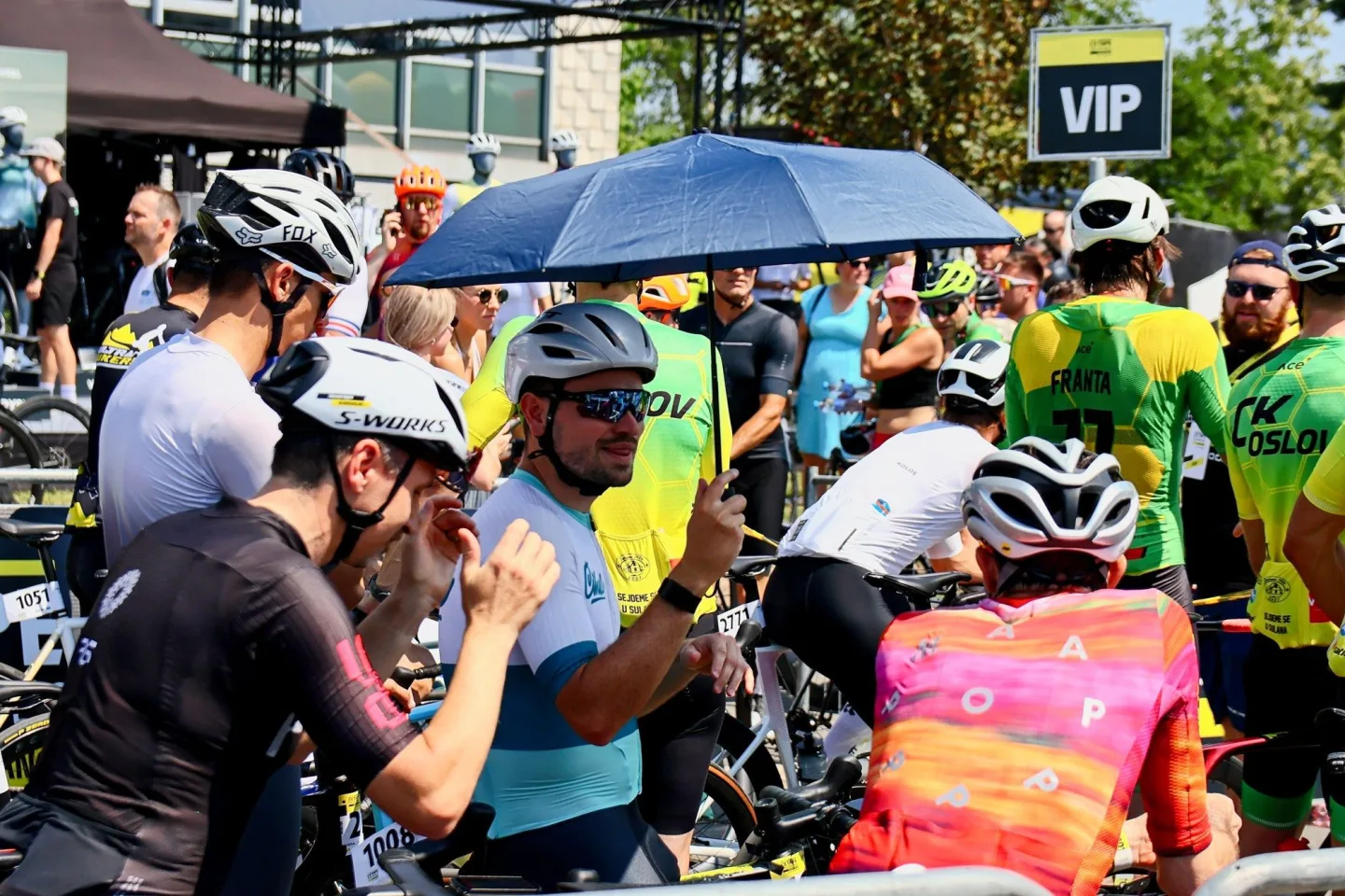 FOTO: Jako na Tour de France. Cyklonadšenci si v Praze zkusili slavný závod