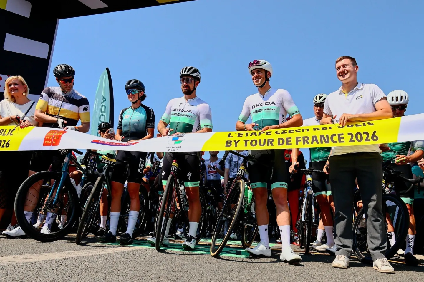 FOTO: Jako na Tour de France. Cyklonadšenci si v Praze zkusili slavný závod
