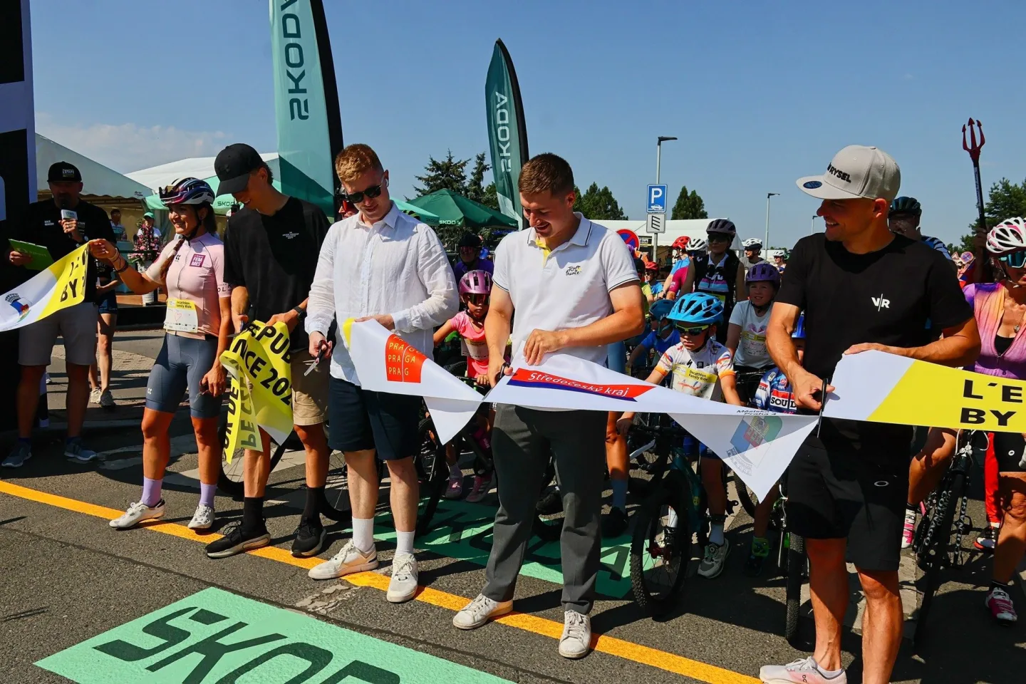 FOTO: Jako na Tour de France. Cyklonadšenci si v Praze zkusili slavný závod