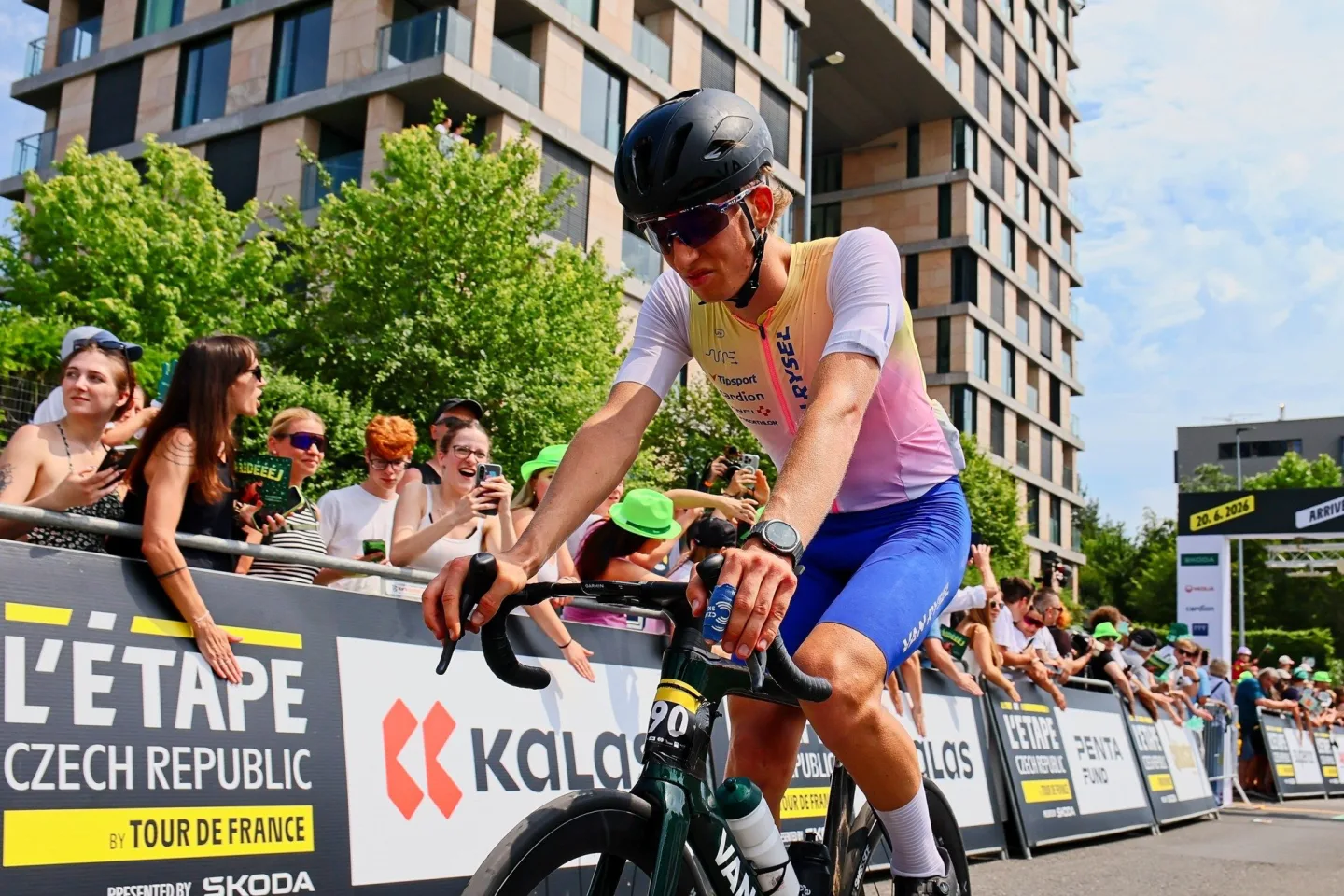 FOTO: Jako na Tour de France. Cyklonadšenci si v Praze zkusili slavný závod