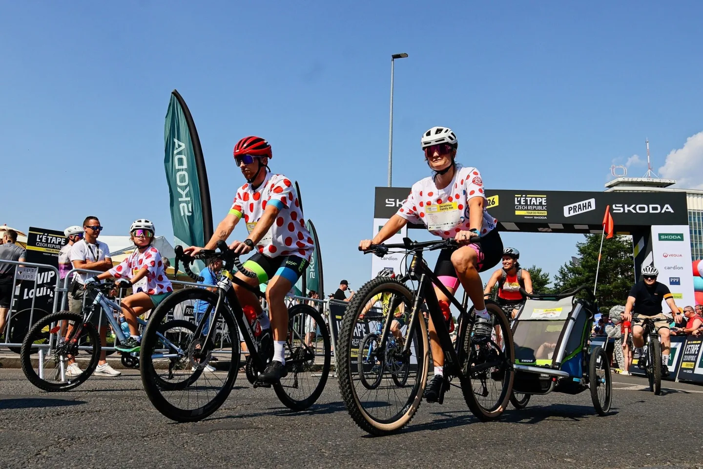 FOTO: Jako na Tour de France. Cyklonadšenci si v Praze zkusili slavný závod