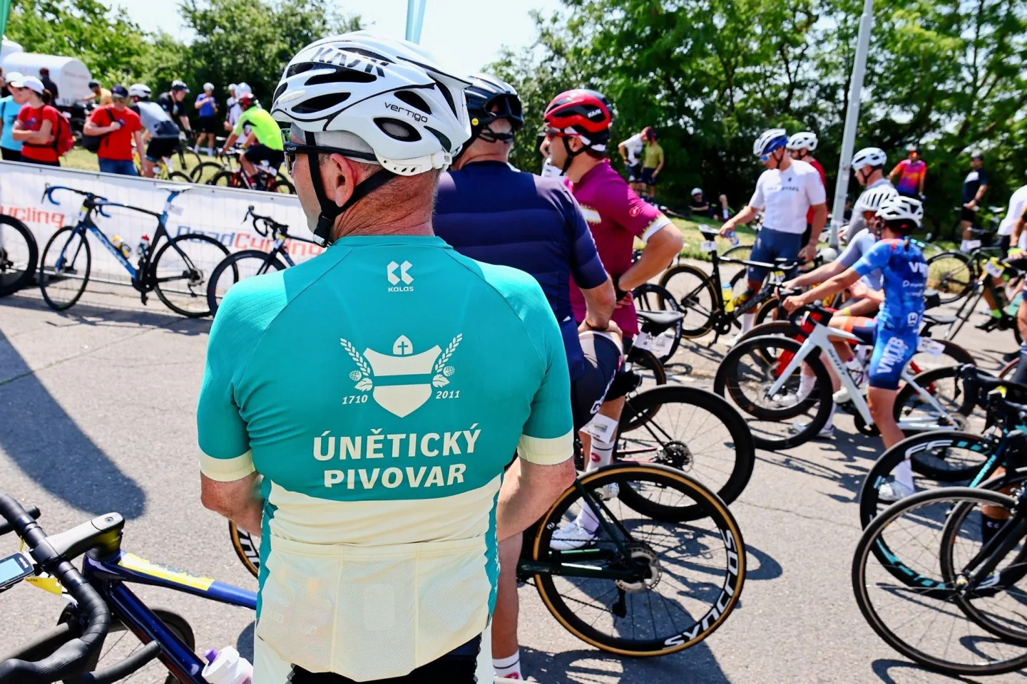FOTO: Jako na Tour de France. Cyklonadšenci si v Praze zkusili slavný závod