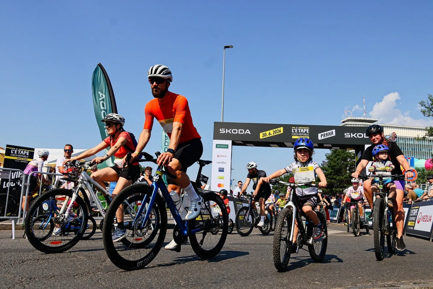 FOTO: Jako na Tour de France. Cyklonadšenci si v Praze zkusili slavný závod