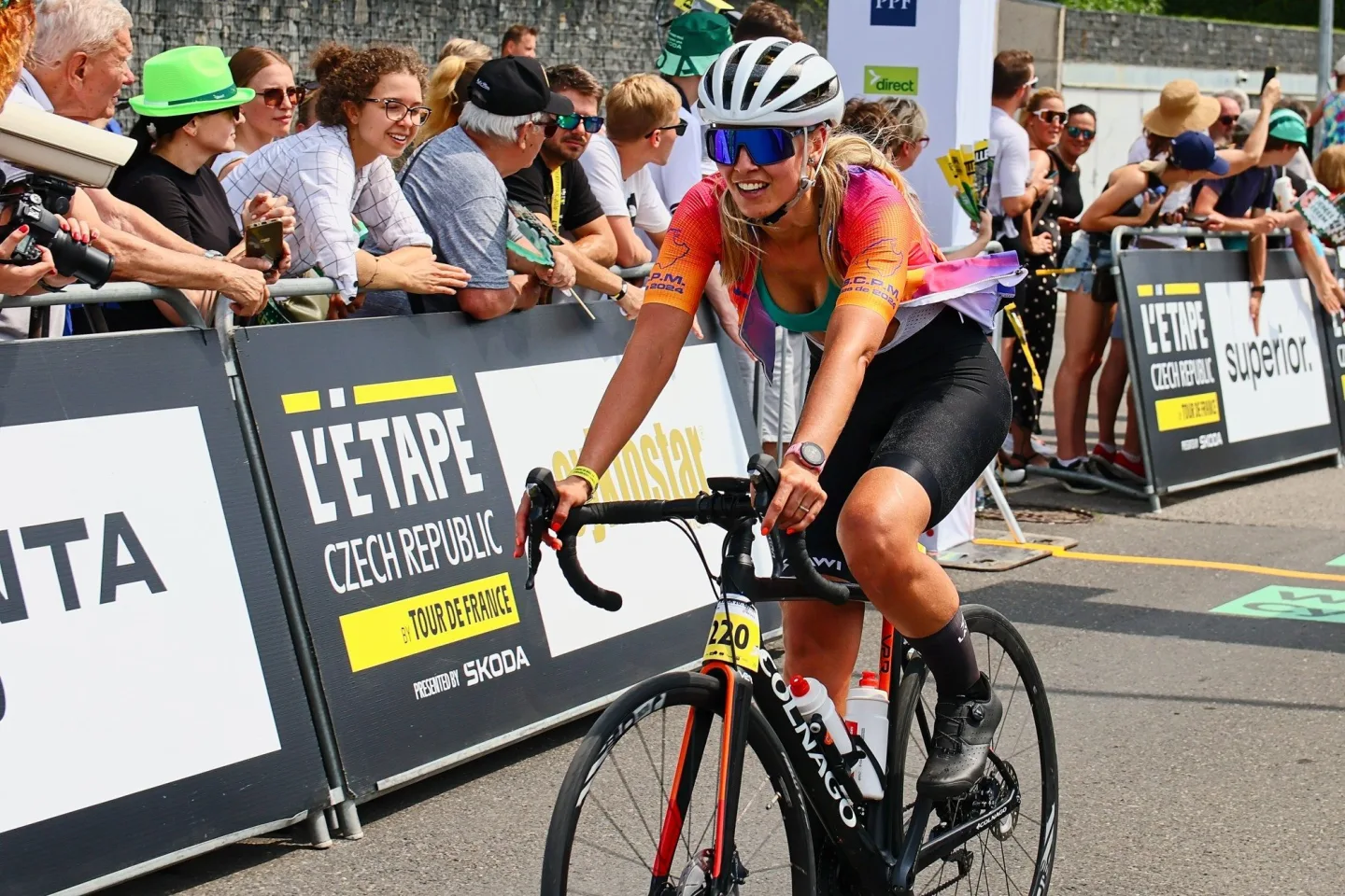 FOTO: Jako na Tour de France. Cyklonadšenci si v Praze zkusili slavný závod