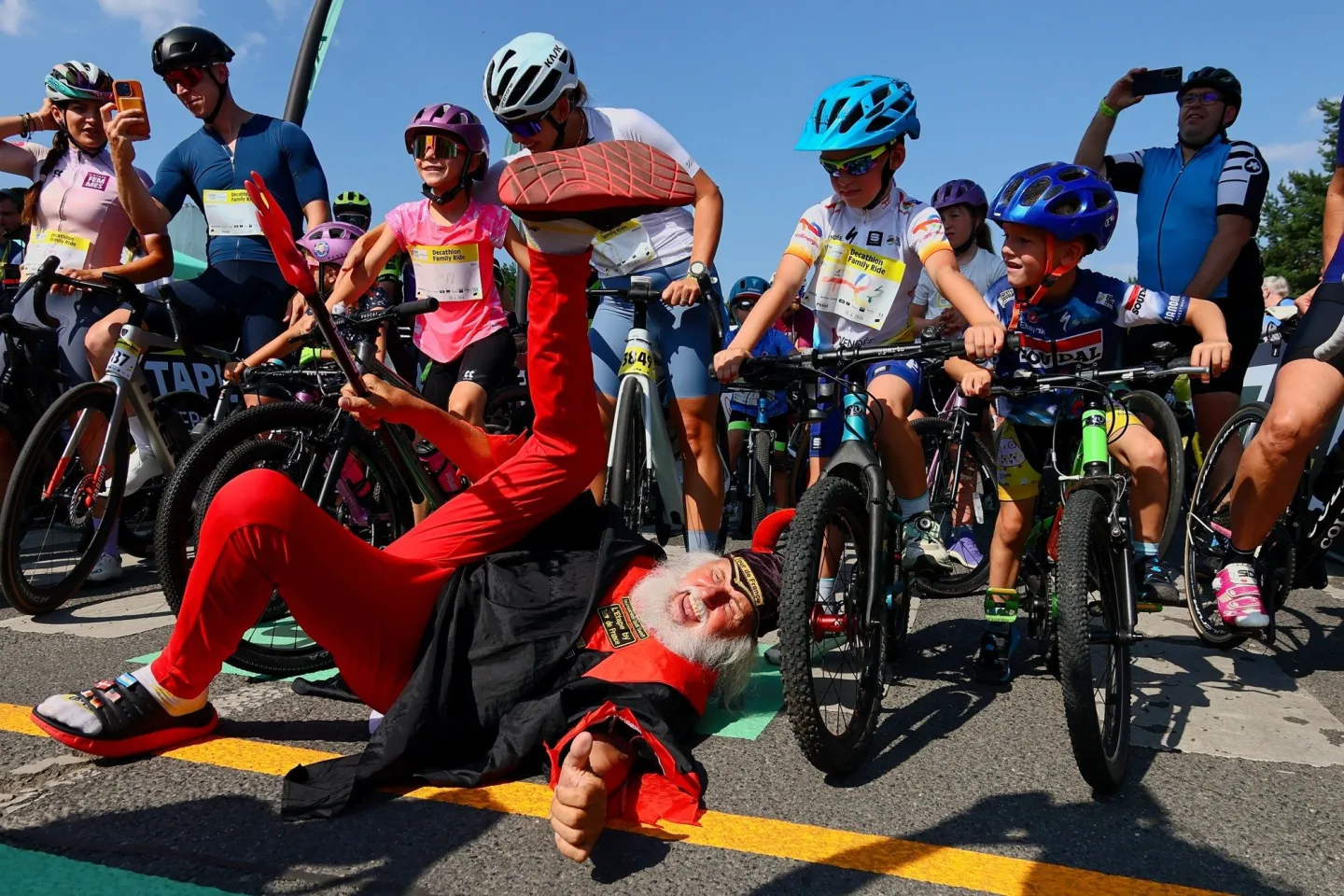 FOTO: Jako na Tour de France. Cyklonadšenci si v Praze zkusili slavný závod