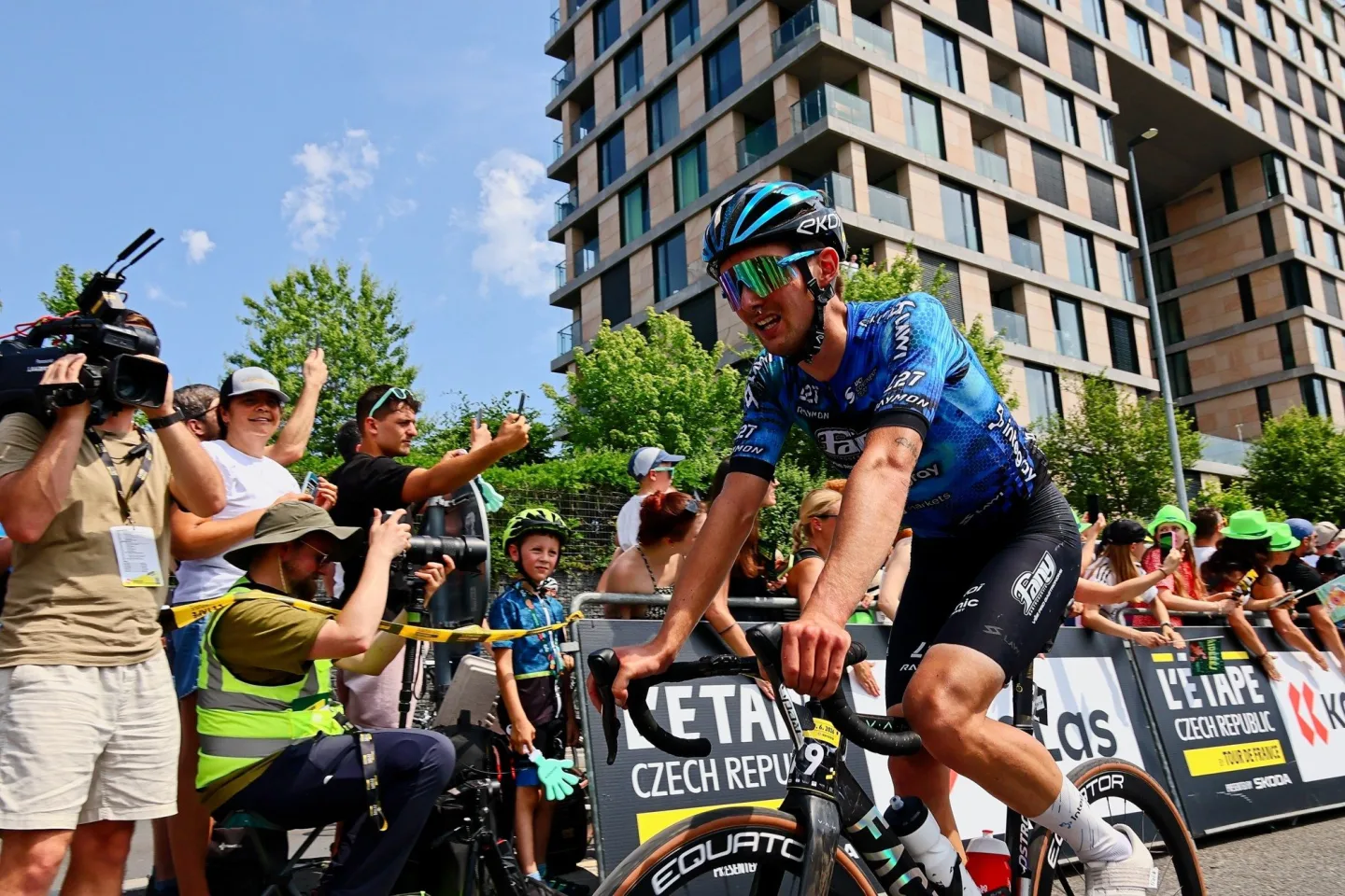 FOTO: Jako na Tour de France. Cyklonadšenci si v Praze zkusili slavný závod
