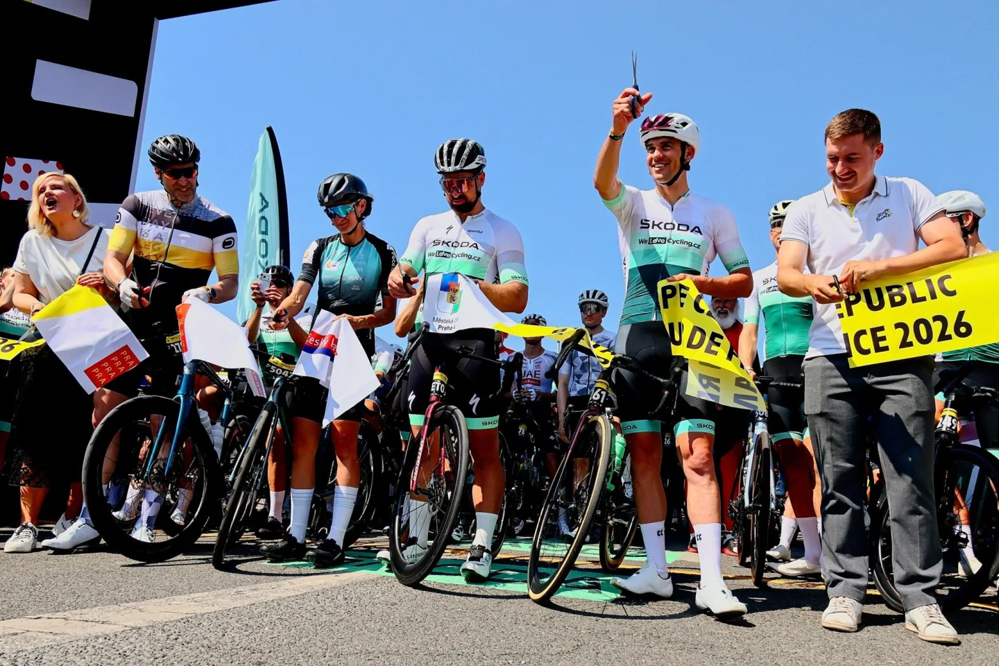 FOTO: Jako na Tour de France. Cyklonadšenci si v Praze zkusili slavný závod