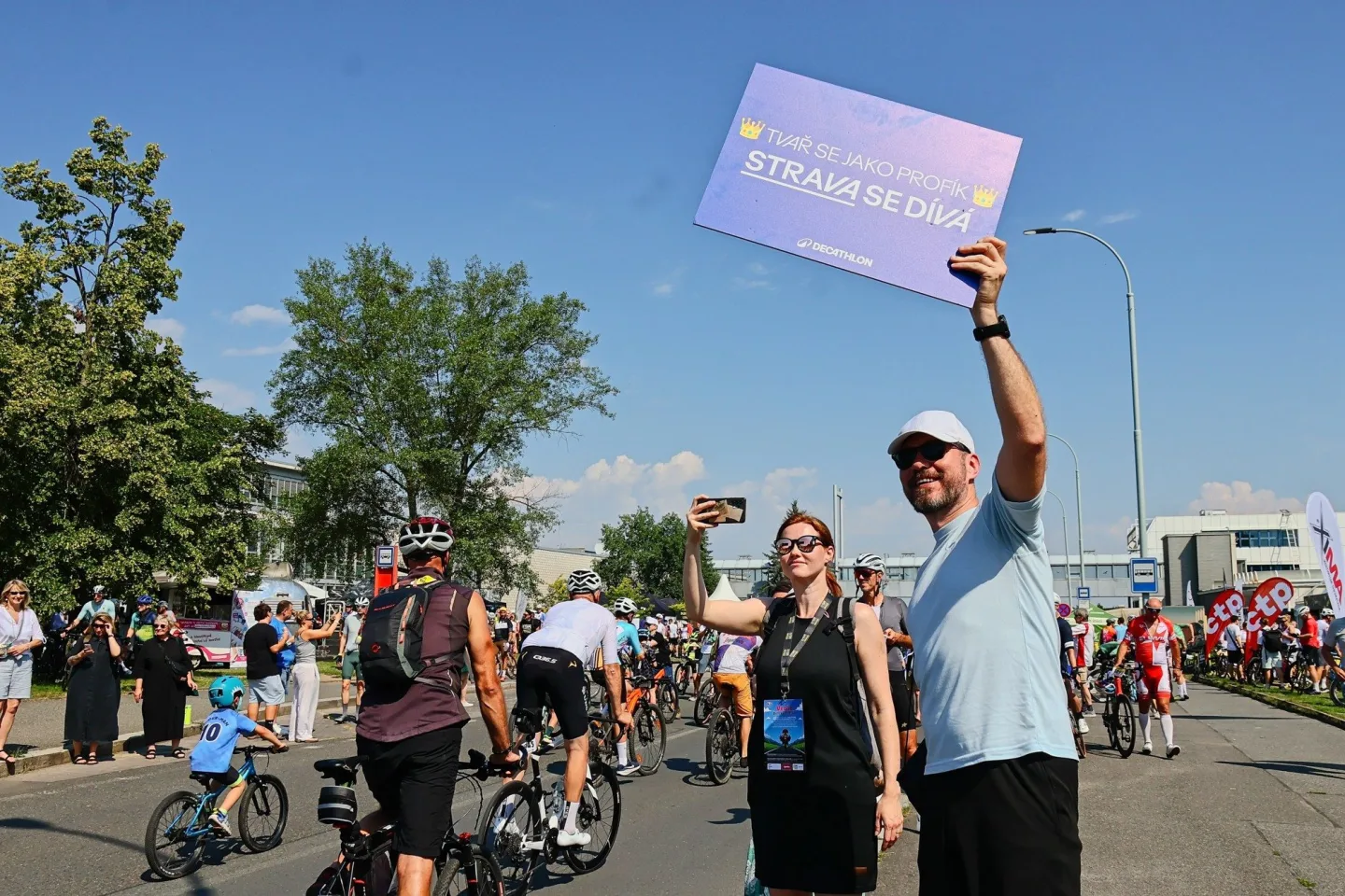 FOTO: Jako na Tour de France. Cyklonadšenci si v Praze zkusili slavný závod