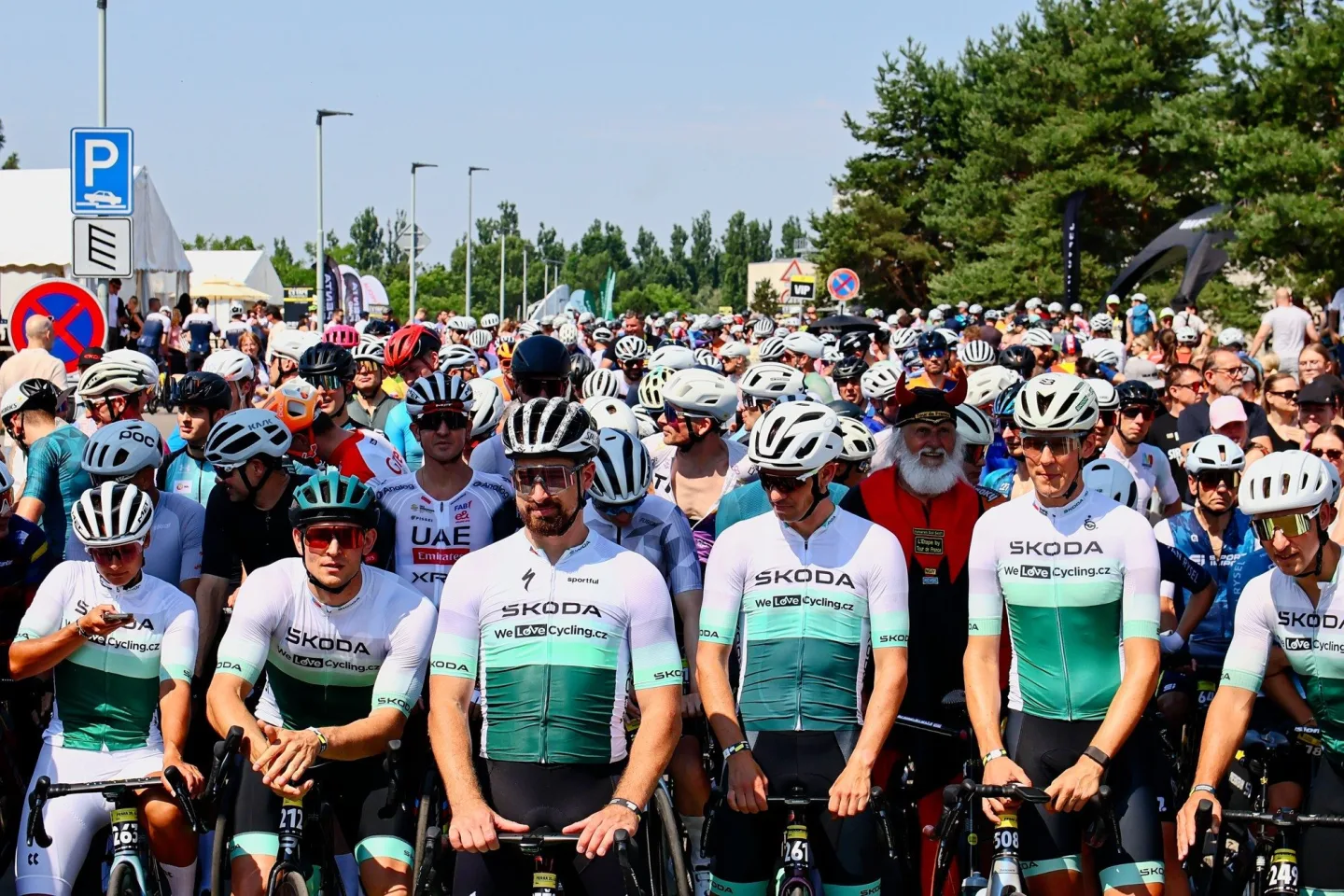 FOTO: Jako na Tour de France. Cyklonadšenci si v Praze zkusili slavný závod