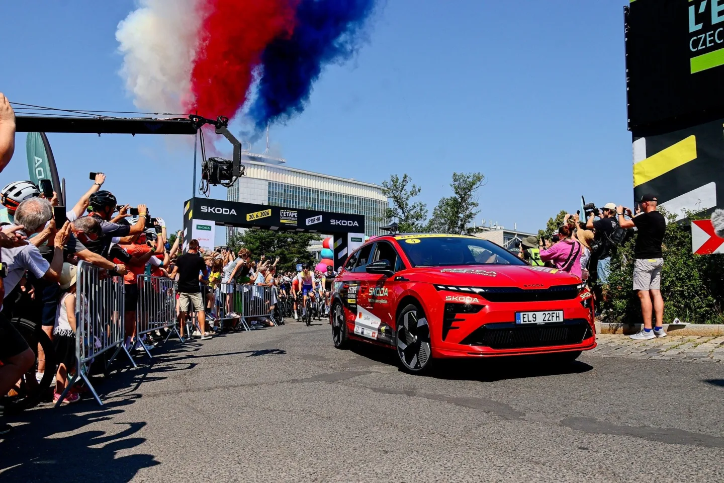 FOTO: Jako na Tour de France. Cyklonadšenci si v Praze zkusili slavný závod