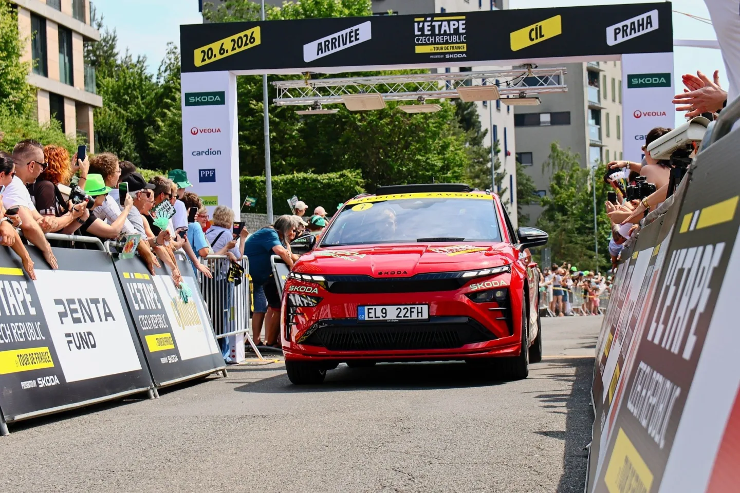 FOTO: Jako na Tour de France. Cyklonadšenci si v Praze zkusili slavný závod