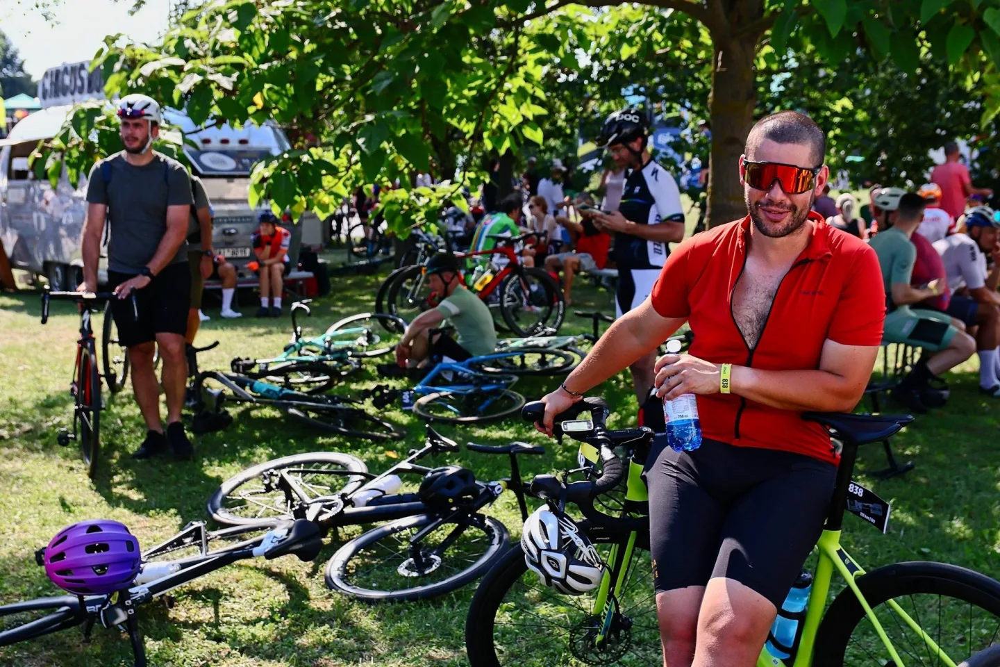 FOTO: Jako na Tour de France. Cyklonadšenci si v Praze zkusili slavný závod