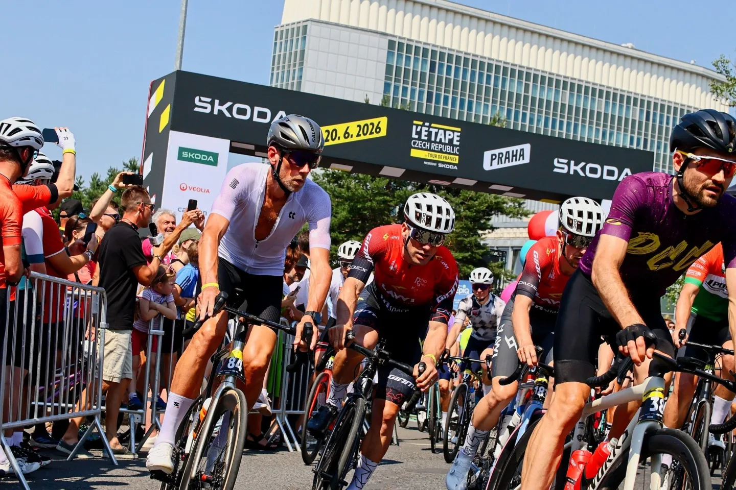 FOTO: Jako na Tour de France. Cyklonadšenci si v Praze zkusili slavný závod