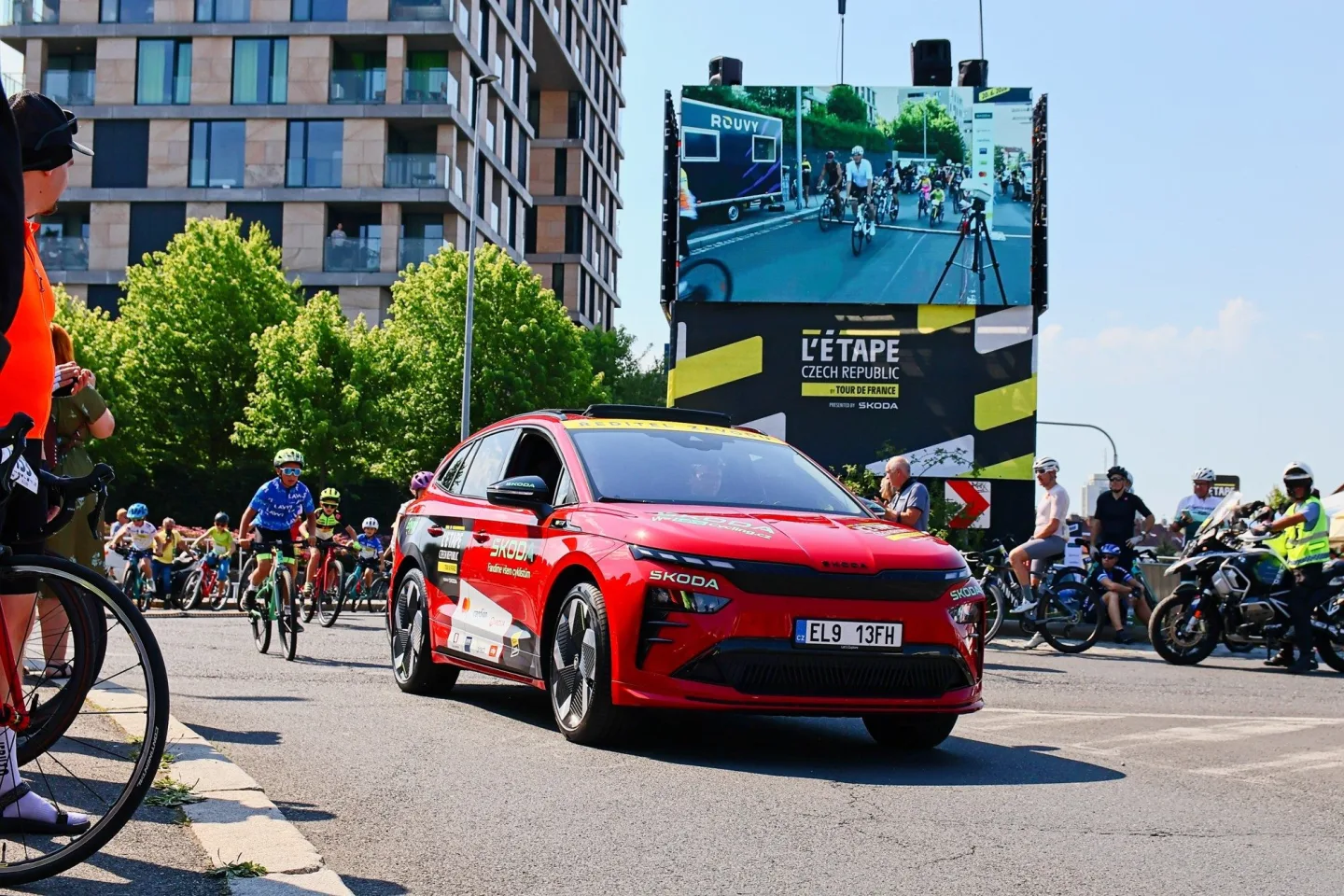 FOTO: Jako na Tour de France. Cyklonadšenci si v Praze zkusili slavný závod