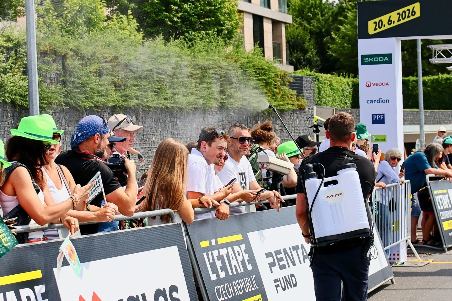 FOTO: Jako na Tour de France. Cyklonadšenci si v Praze zkusili slavný závod