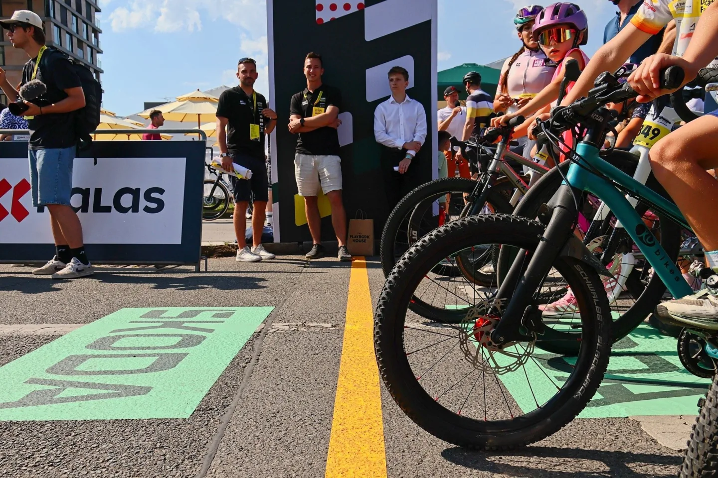 FOTO: Jako na Tour de France. Cyklonadšenci si v Praze zkusili slavný závod