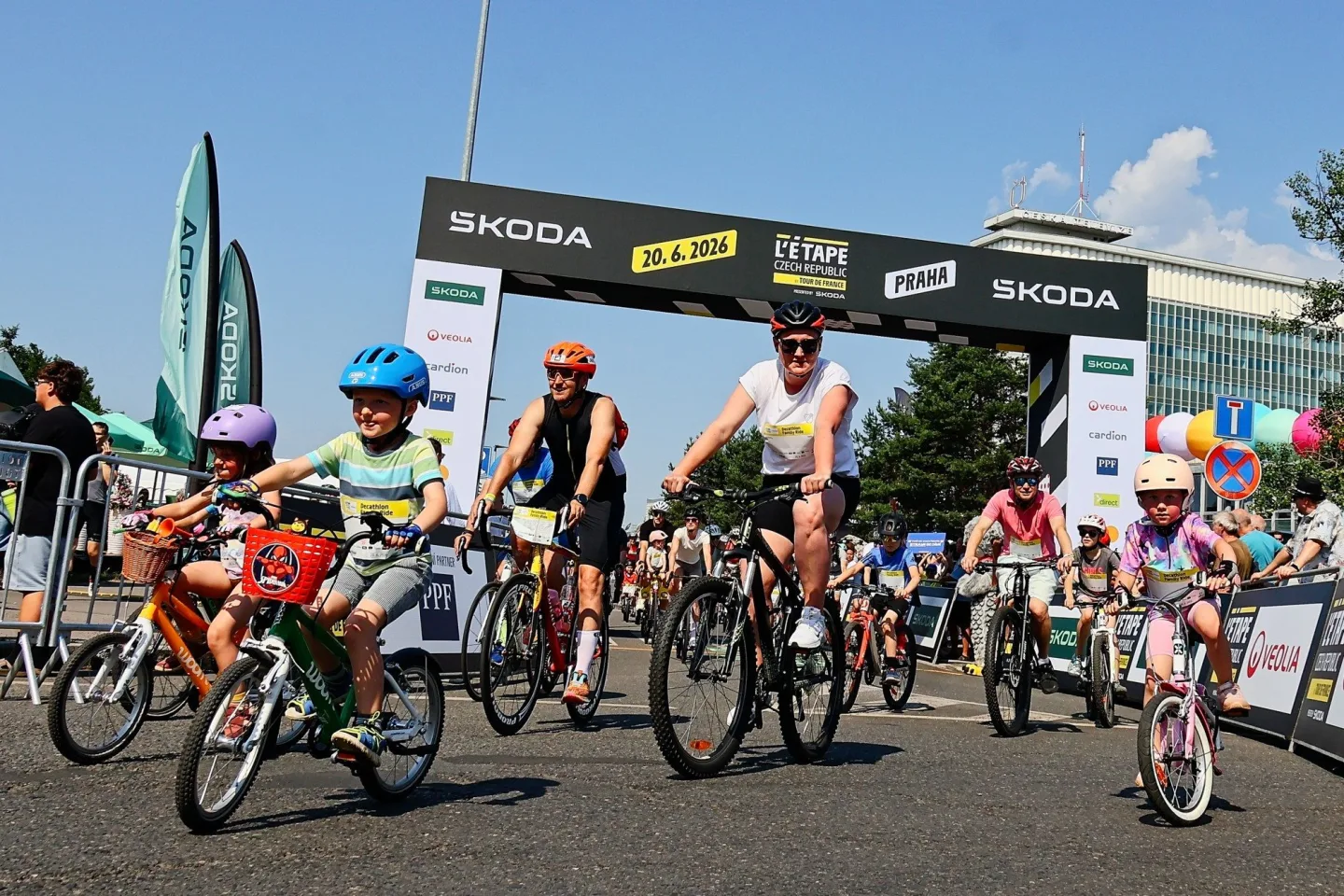 FOTO: Jako na Tour de France. Cyklonadšenci si v Praze zkusili slavný závod