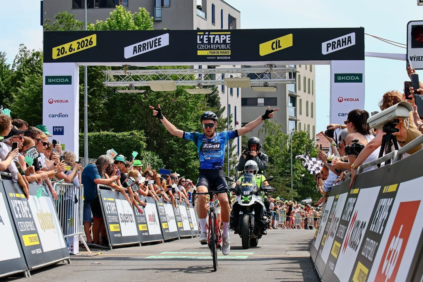 FOTO: Jako na Tour de France. Cyklonadšenci si v Praze zkusili slavný závod
