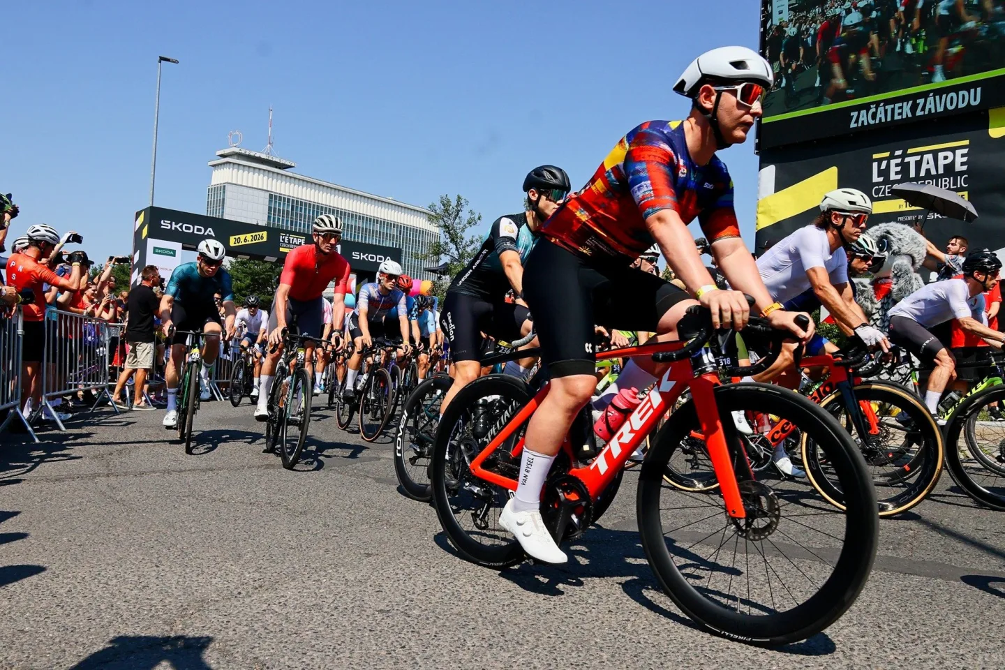 FOTO: Jako na Tour de France. Cyklonadšenci si v Praze zkusili slavný závod