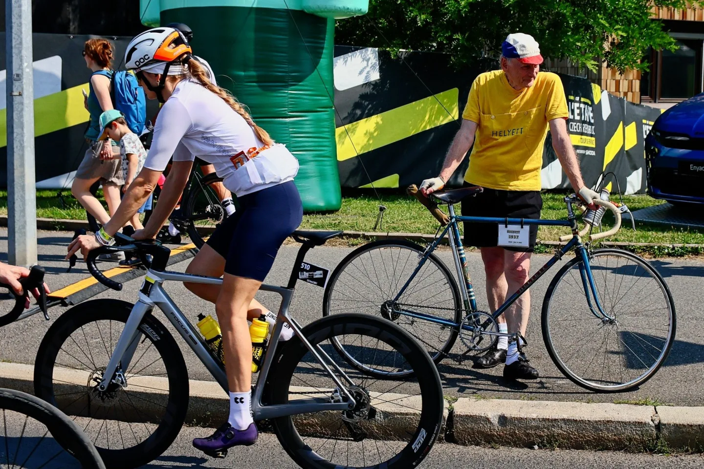 FOTO: Jako na Tour de France. Cyklonadšenci si v Praze zkusili slavný závod