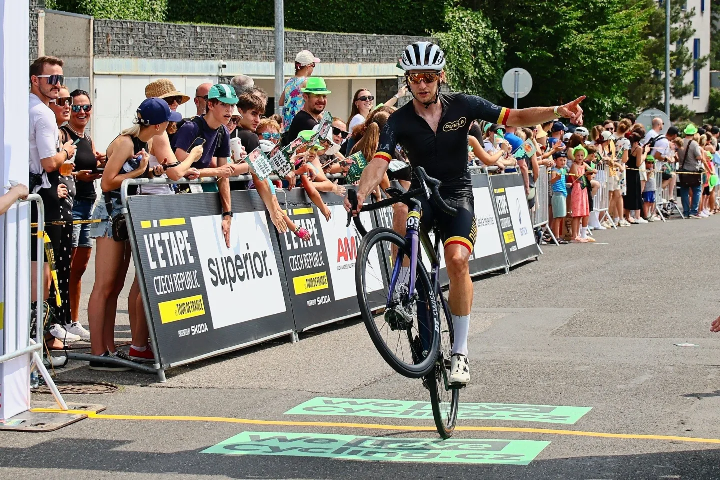 FOTO: Jako na Tour de France. Cyklonadšenci si v Praze zkusili slavný závod