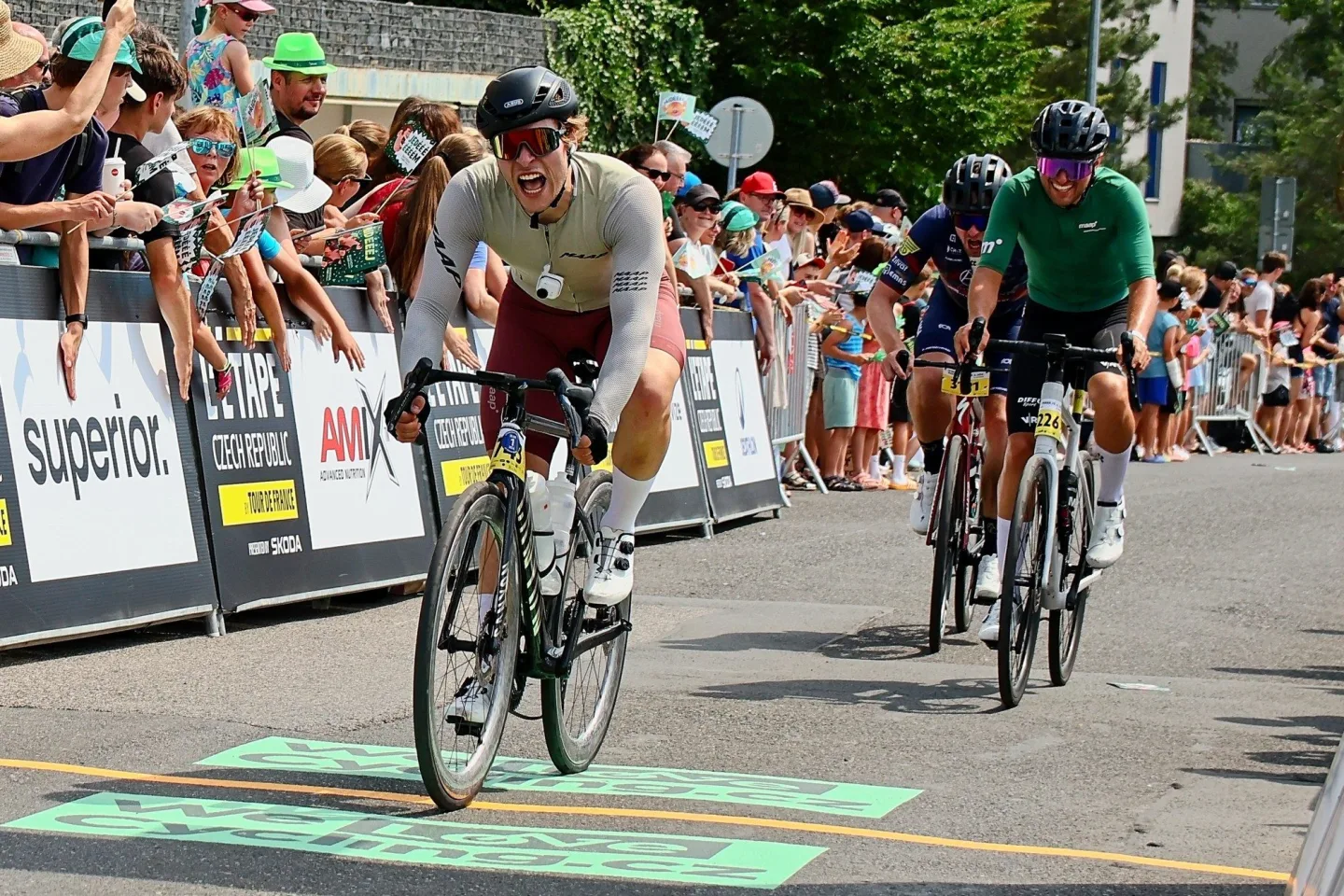 FOTO: Jako na Tour de France. Cyklonadšenci si v Praze zkusili slavný závod