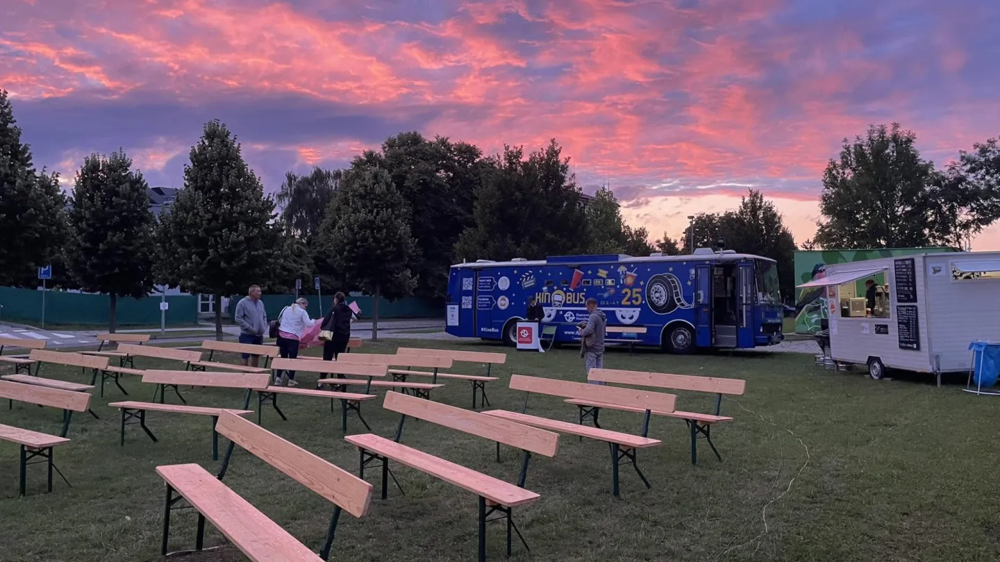 Léto s filmy pod širákem a dobrý skutek. Kinobus letos podpoří mladé s rakovinou
