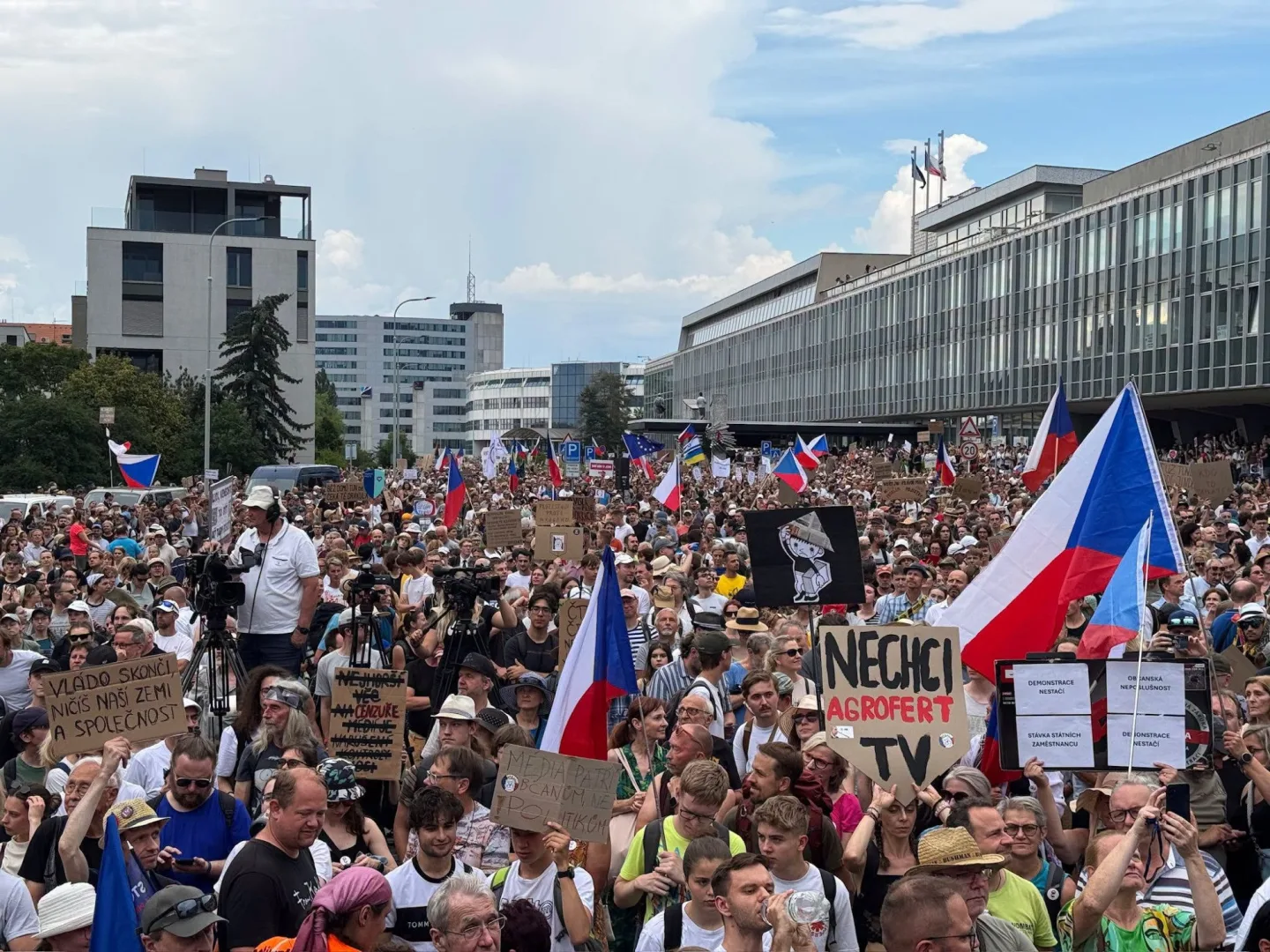 Několik tisíc lidí v Praze protestovalo na podporu veřejnoprávních médií