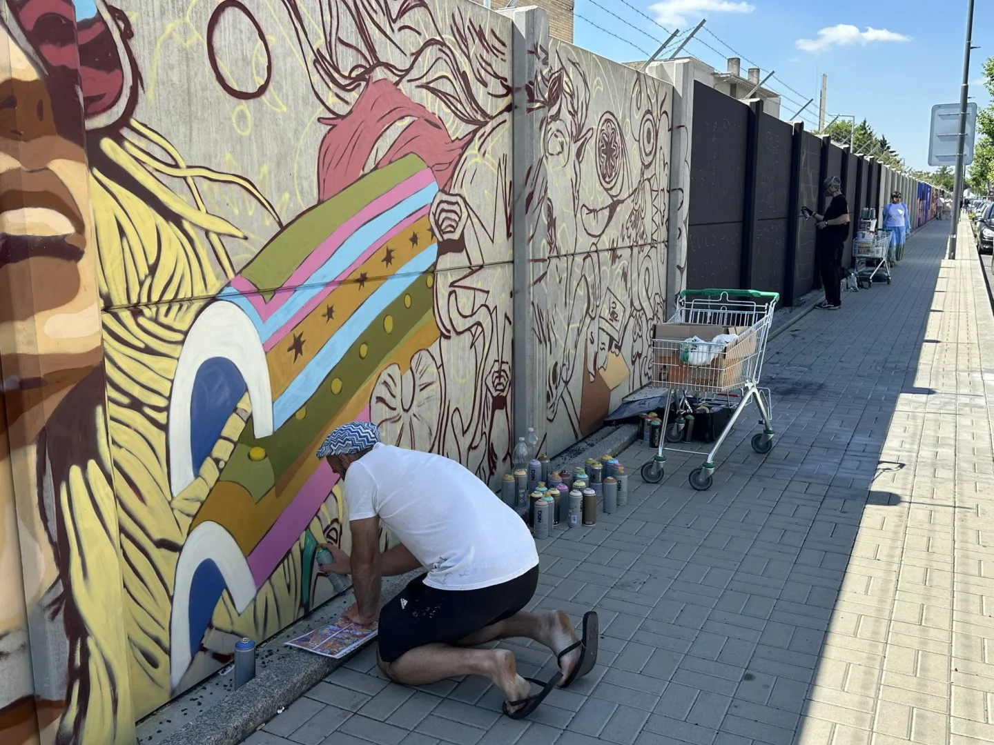 FOTO: Z šedé zdi je obří galerie. V Praze vzniká jeden z největší muralů v Evropě
