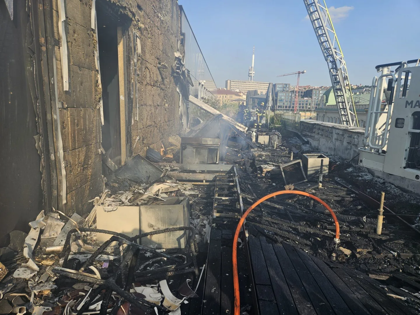 Hořela střecha hotelu v centru Prahy, hasiči vyhlásili třetí stupeň poplachu