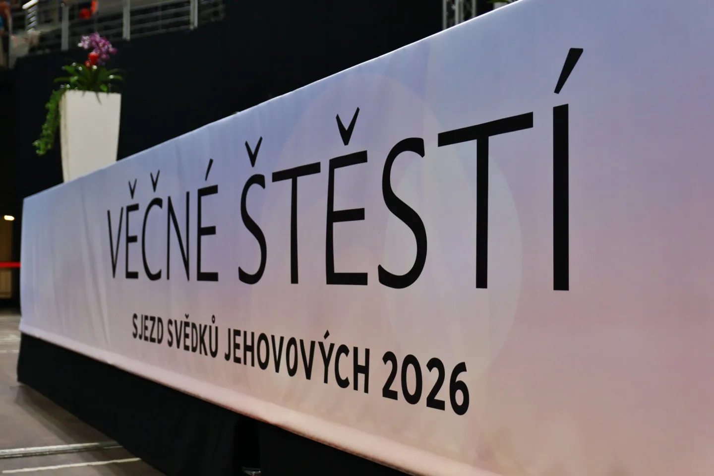 Plná O2 arena, křty v bazénu, kolaps klimatizace. Podívali jsme se na sjezd Jehovistů