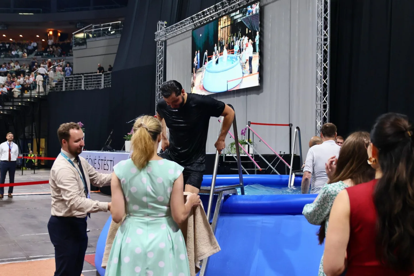 Plná O2 arena, křty v bazénu, kolaps klimatizace. Podívali jsme se na sjezd Jehovistů