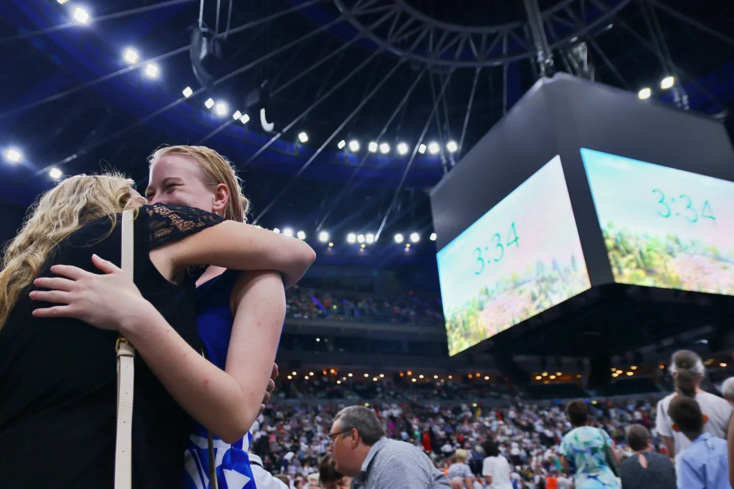 Plná O2 arena, křty v bazénu, kolaps klimatizace. Podívali jsme se na sjezd Jehovistů