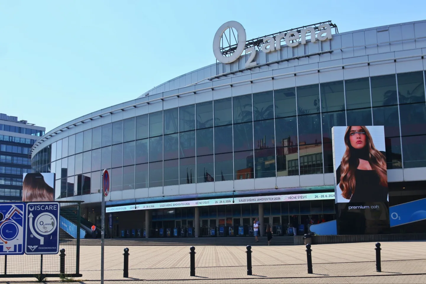 Plná O2 arena, křty v bazénu, kolaps klimatizace. Podívali jsme se na sjezd Jehovistů