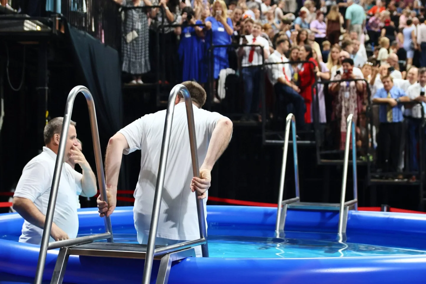 Plná O2 arena, křty v bazénu, kolaps klimatizace. Podívali jsme se na sjezd Jehovistů