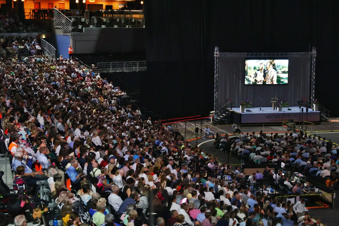 Plná O2 arena, křty v bazénu, kolaps klimatizace. Podívali jsme se na sjezd Jehovistů