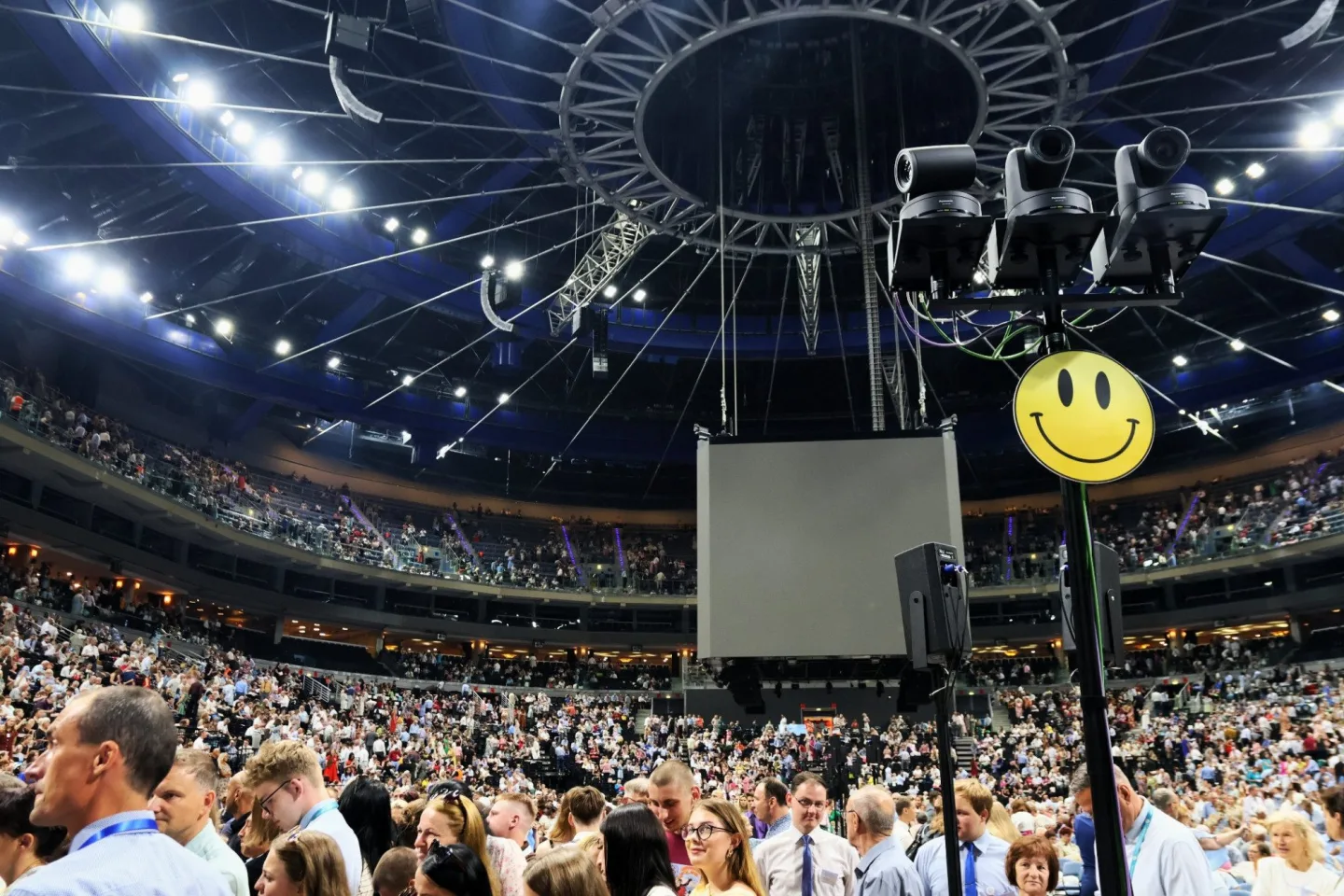 Plná O2 arena, křty v bazénu, kolaps klimatizace. Podívali jsme se na sjezd Jehovistů