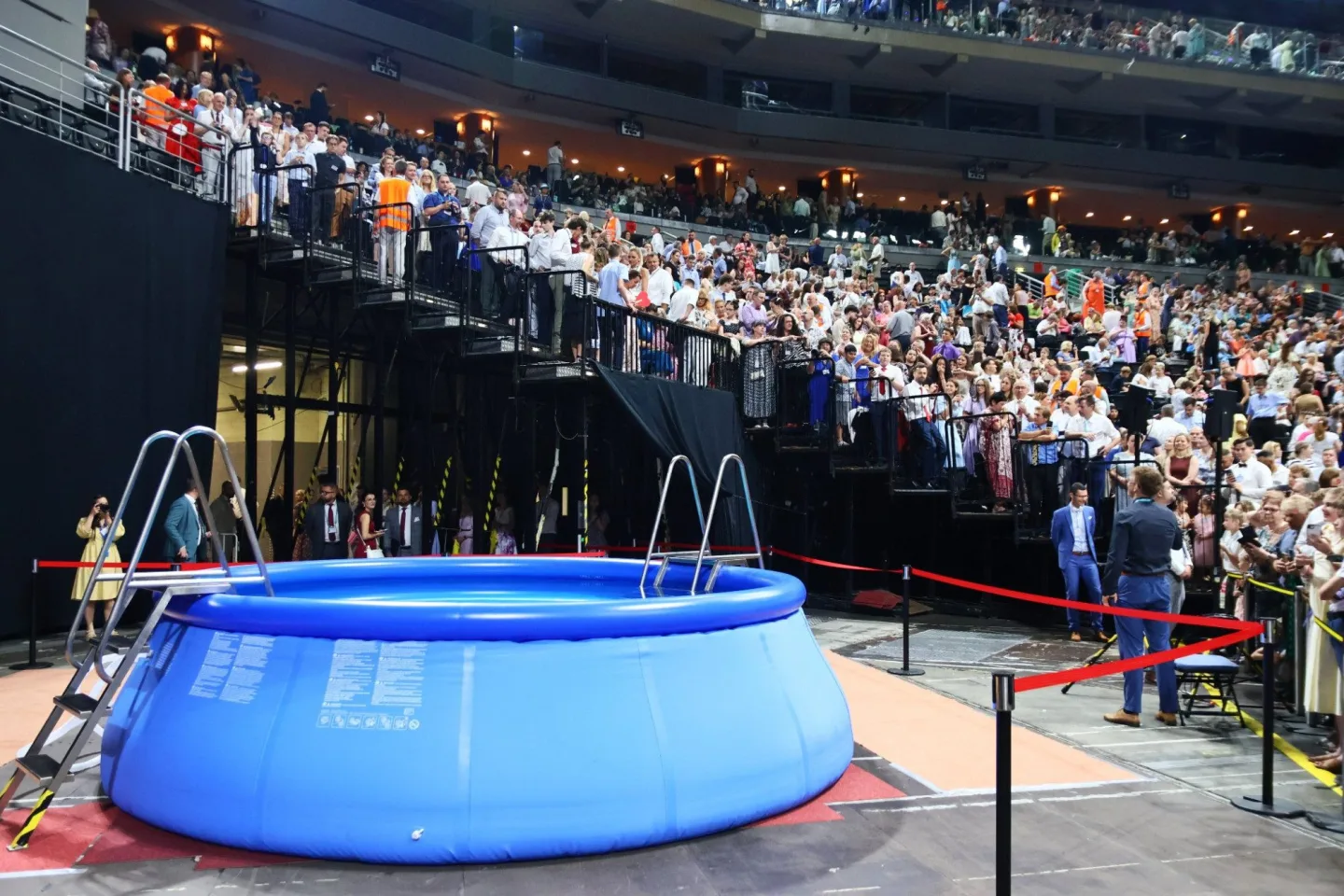 Plná O2 arena, křty v bazénu, kolaps klimatizace. Podívali jsme se na sjezd Jehovistů
