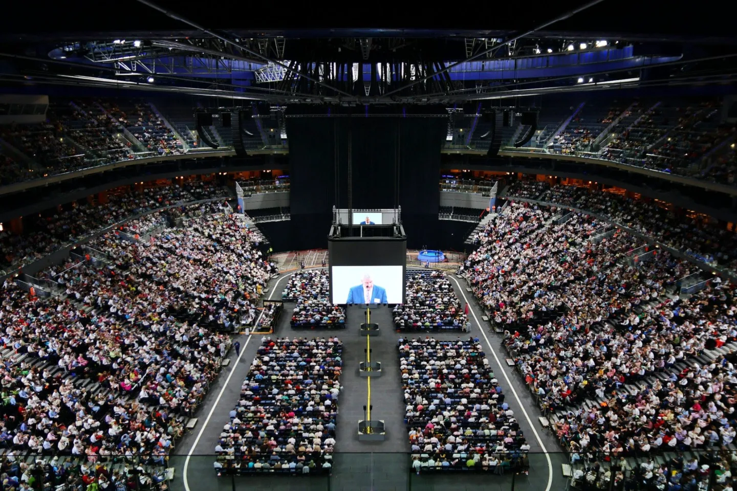 Plná O2 arena, křty v bazénu, kolaps klimatizace. Podívali jsme se na sjezd Jehovistů