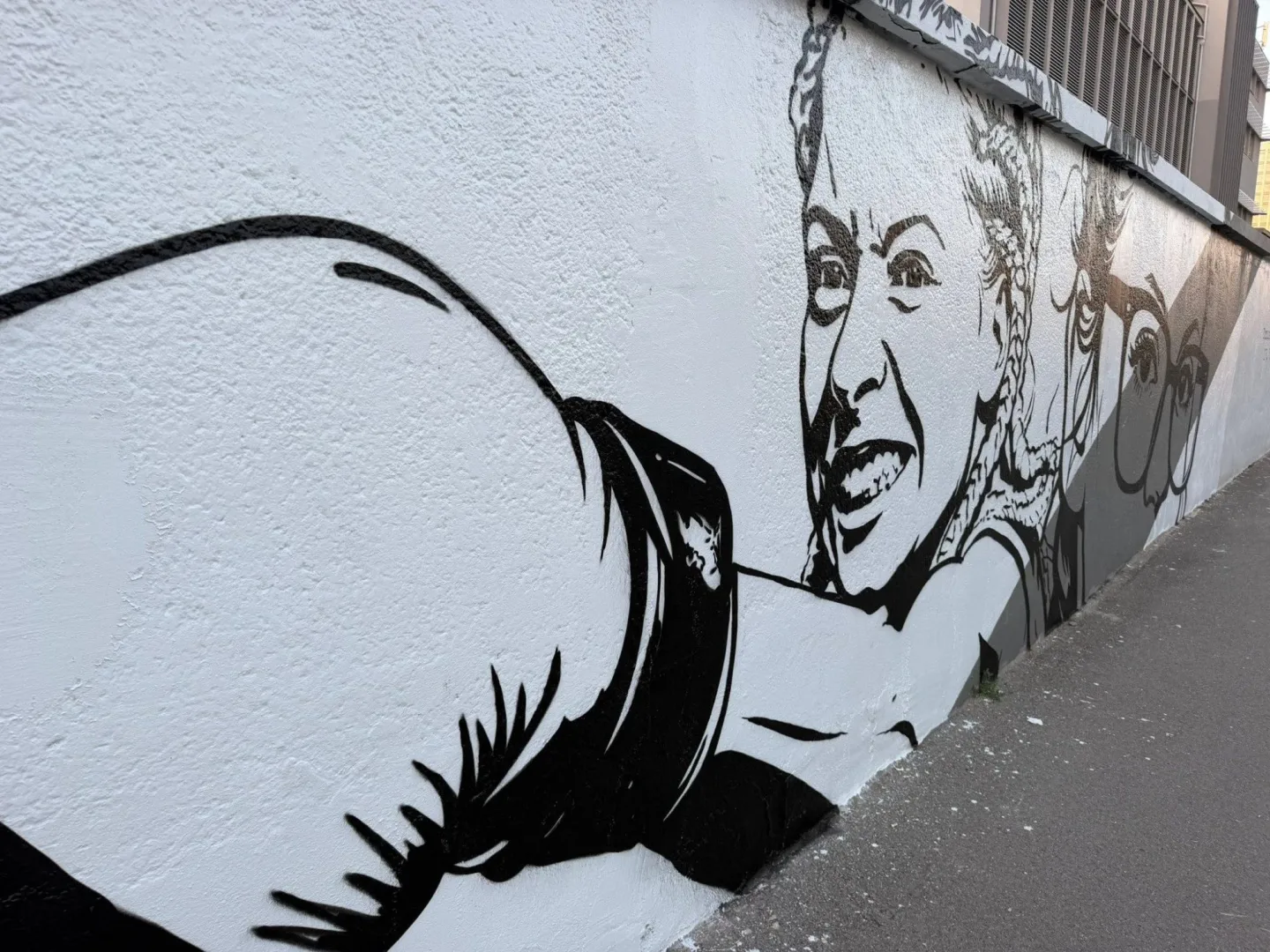 Zesnulou influencerku Mínu připomíná ve Vysočanech nový mural