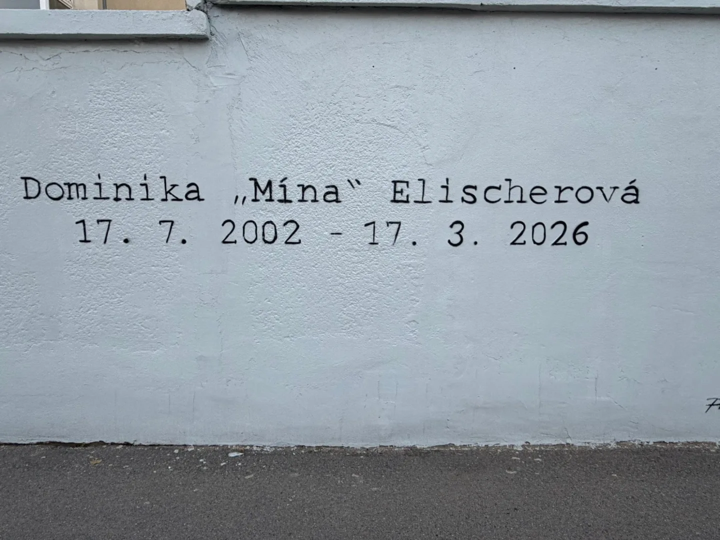 Zesnulou influencerku Mínu připomíná ve Vysočanech nový mural