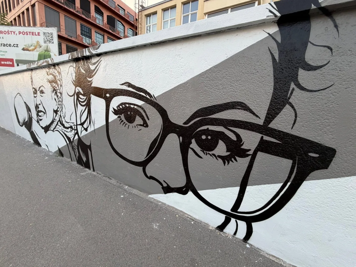 Zesnulou influencerku Mínu připomíná ve Vysočanech nový mural