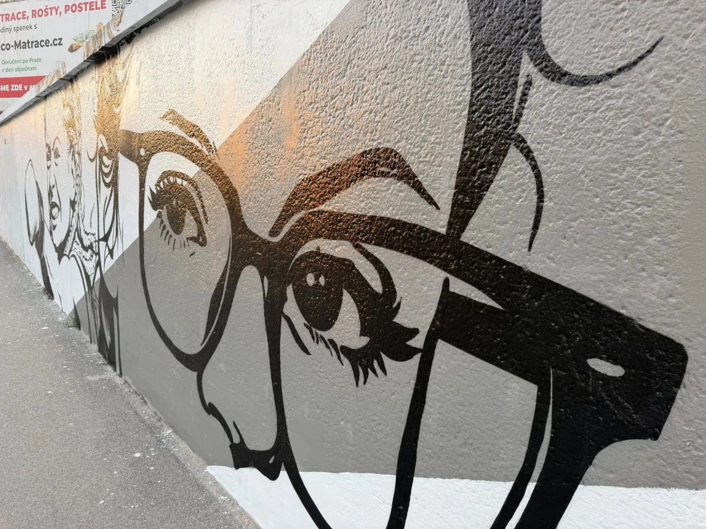 Zesnulou influencerku Mínu připomíná ve Vysočanech nový mural
